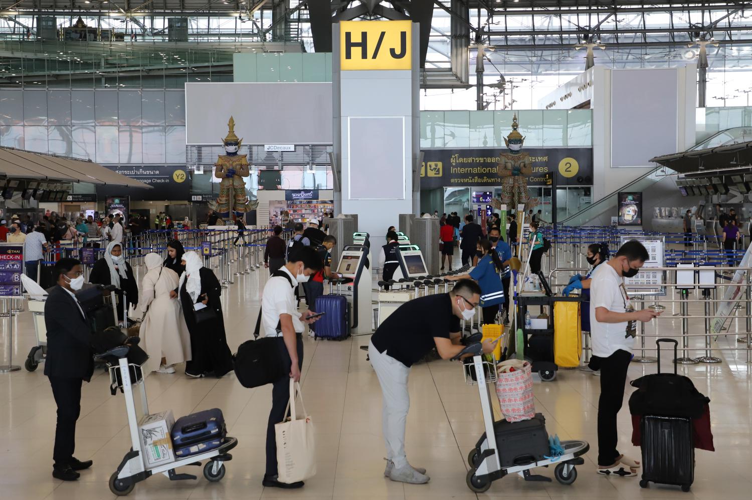 Passengers queue up to check in at Suvarnabhumi airport. (Photo: Wichan Charoenkiatpakul)