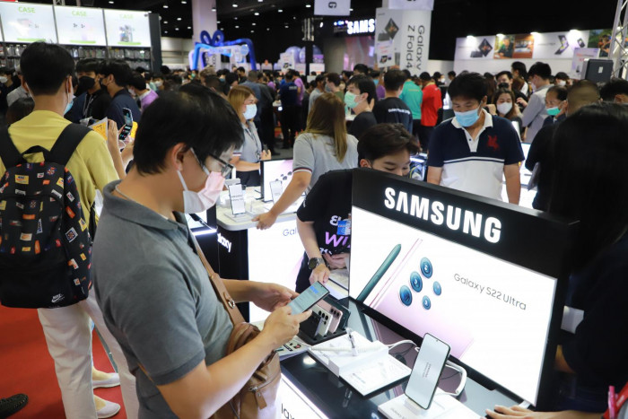 High-end models, promotions to increase smartphone sales - Vimarsana News