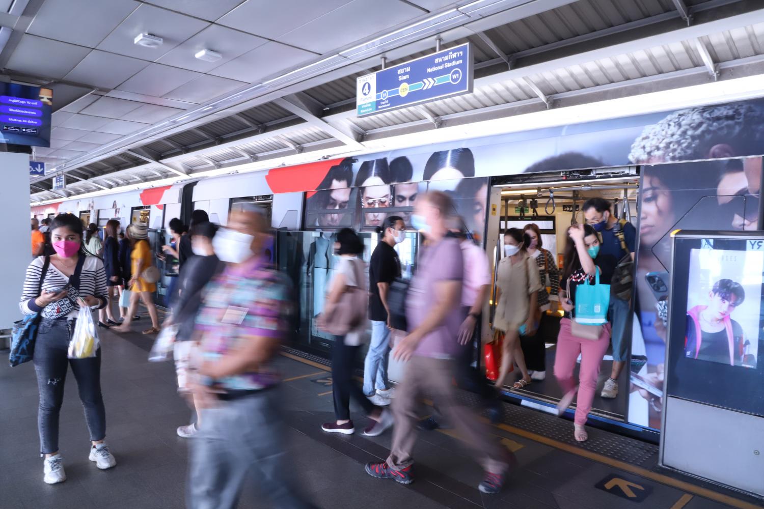 Commuters at the Siam skytrain station in Bangkok. The FTI is warning the Thai economy could face a retrenchment next year. (Photo: Pornprom Satrabhaya)