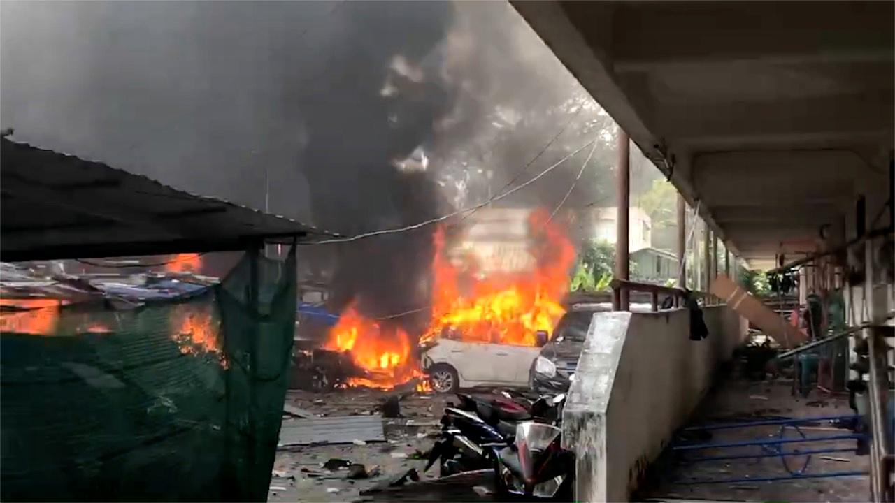 A building used to accommodate police officers is hit by a car bomb explosion in Muang district, Narathiwat, yesterday. One police officer was killed, and 31 people were confirmed injured. POLICE PHOTO