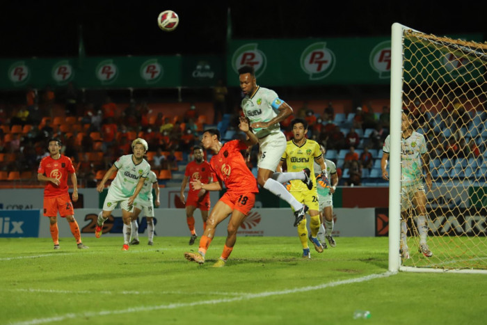 Lamphun stun Sukhothai