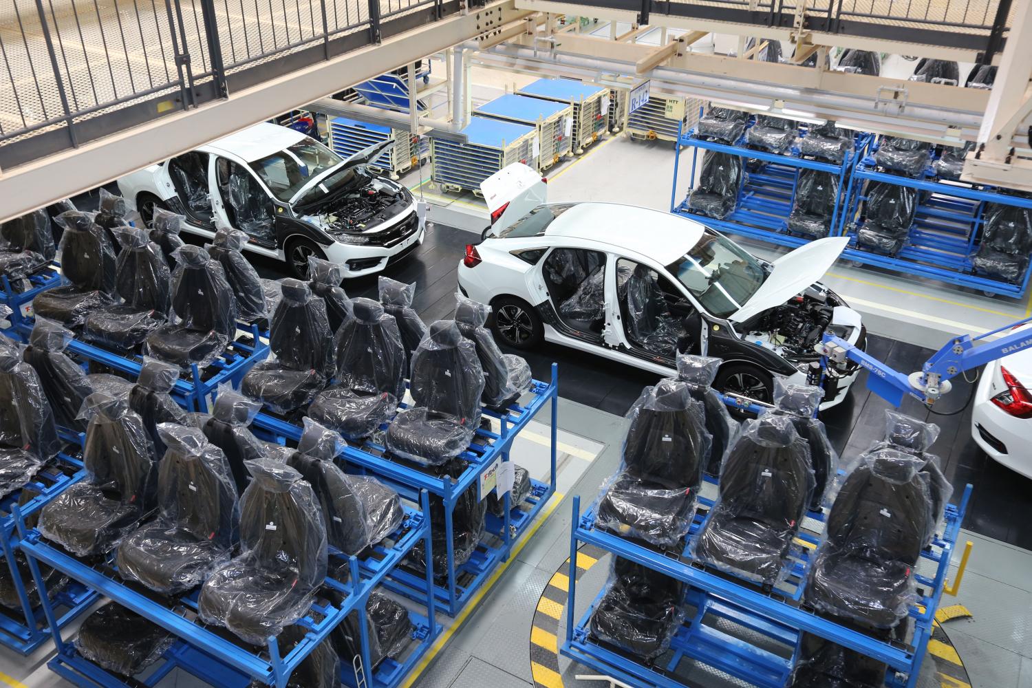 A production line at a car factory in Prachin Buri. Car manufacturing was among the industries that contributed to the October MPI. (Photo: Pattanapong Hirunard)