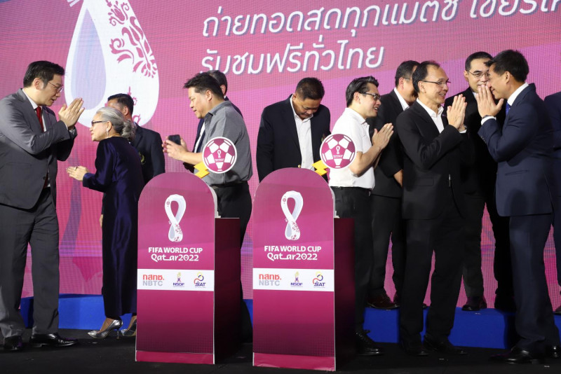 Supranee Guptasa, second left, manager of the National Sports Development Fund (NSDF), acting secretary-general of the National Broadcasting and Telecommunication Commission (NBTC) Trairat Viriyasirikul, third left, and Sports Authority of Thailand (SAT) governor Kongsak Yodmanee, fifth right, offer thanks to sponsors from both public and private bodies for chipping in 1.4 billion baht to cover the Fifa World Cup 2022 broadcast fee, on Nov 14. (Photo: Varuth Hirunyatheb)
