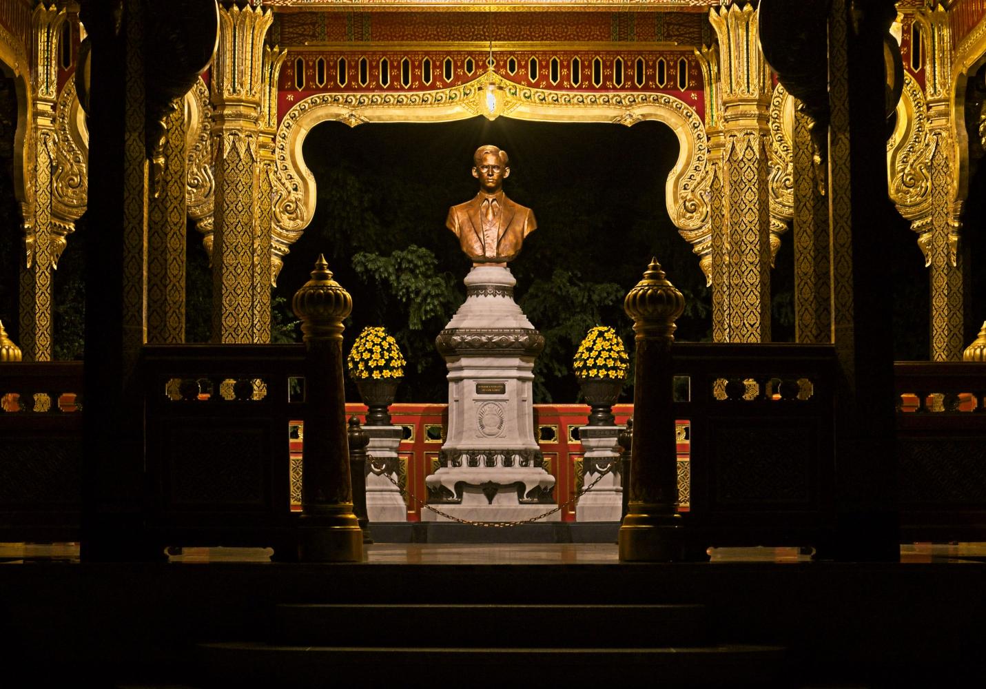 The original bust at Thai Pavilion in Lausanne. Siam Paragon