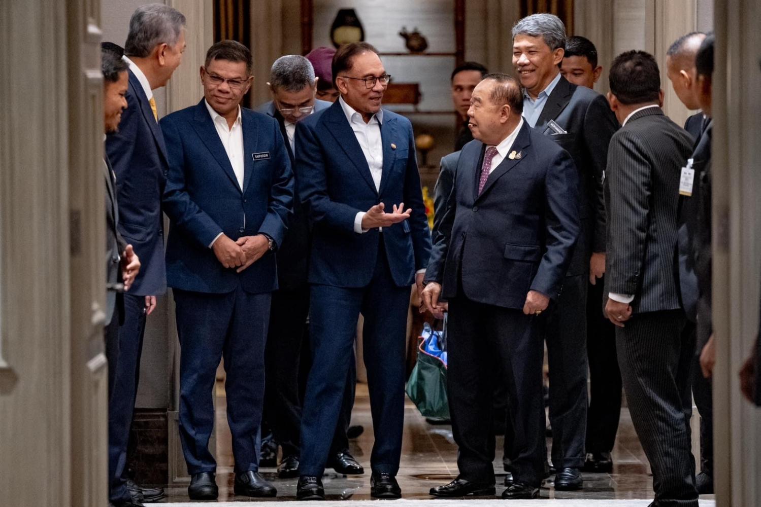 Deputy Prime Minister Prawit Wongsuwon and his team meet with Malaysian Prime Minister Anwar Ibrahim in Malaysia on Thursday. (Photo: Army photo)