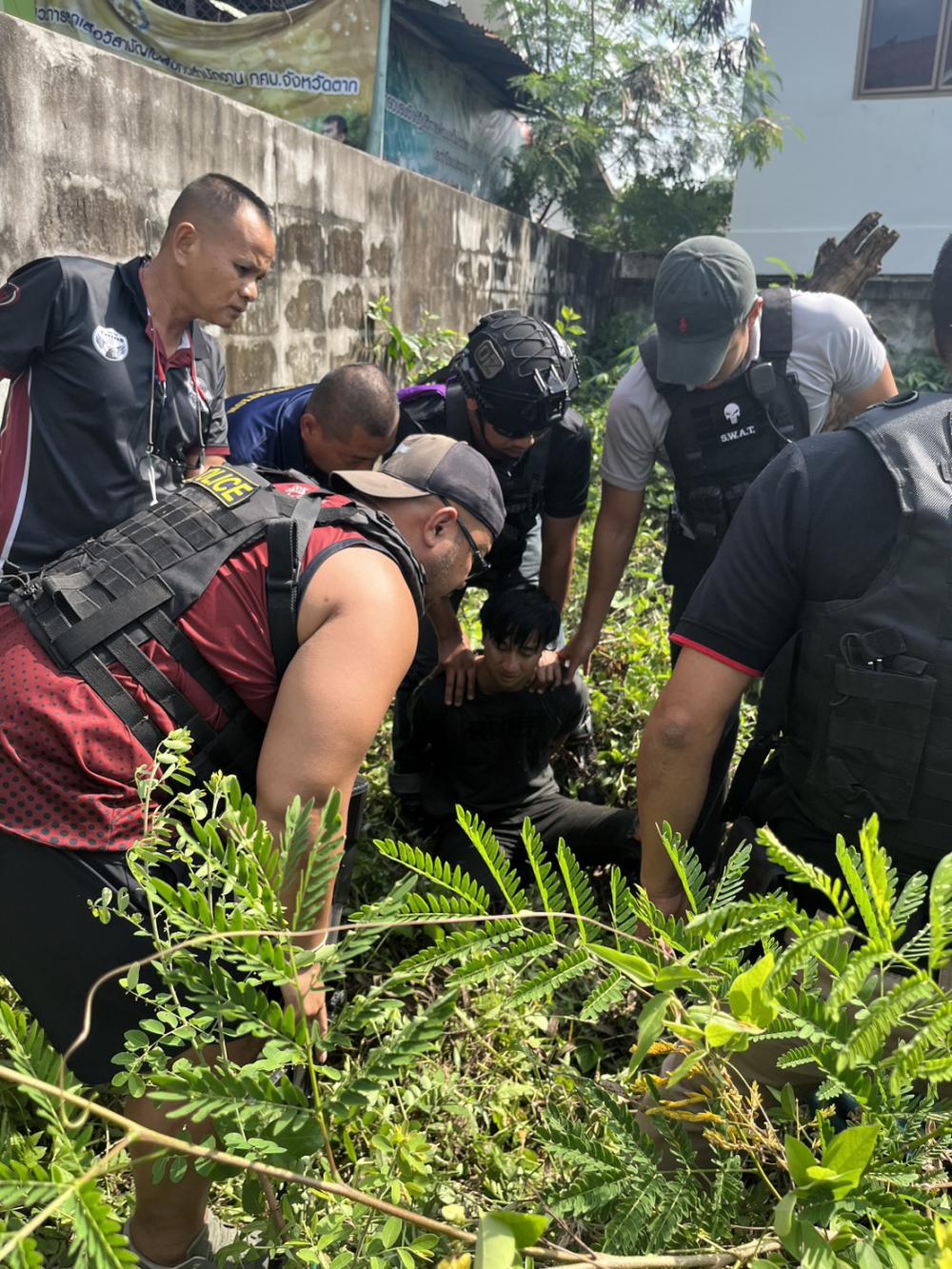 Bangkok Post - Manhunt continues for two failed gold shop robbers