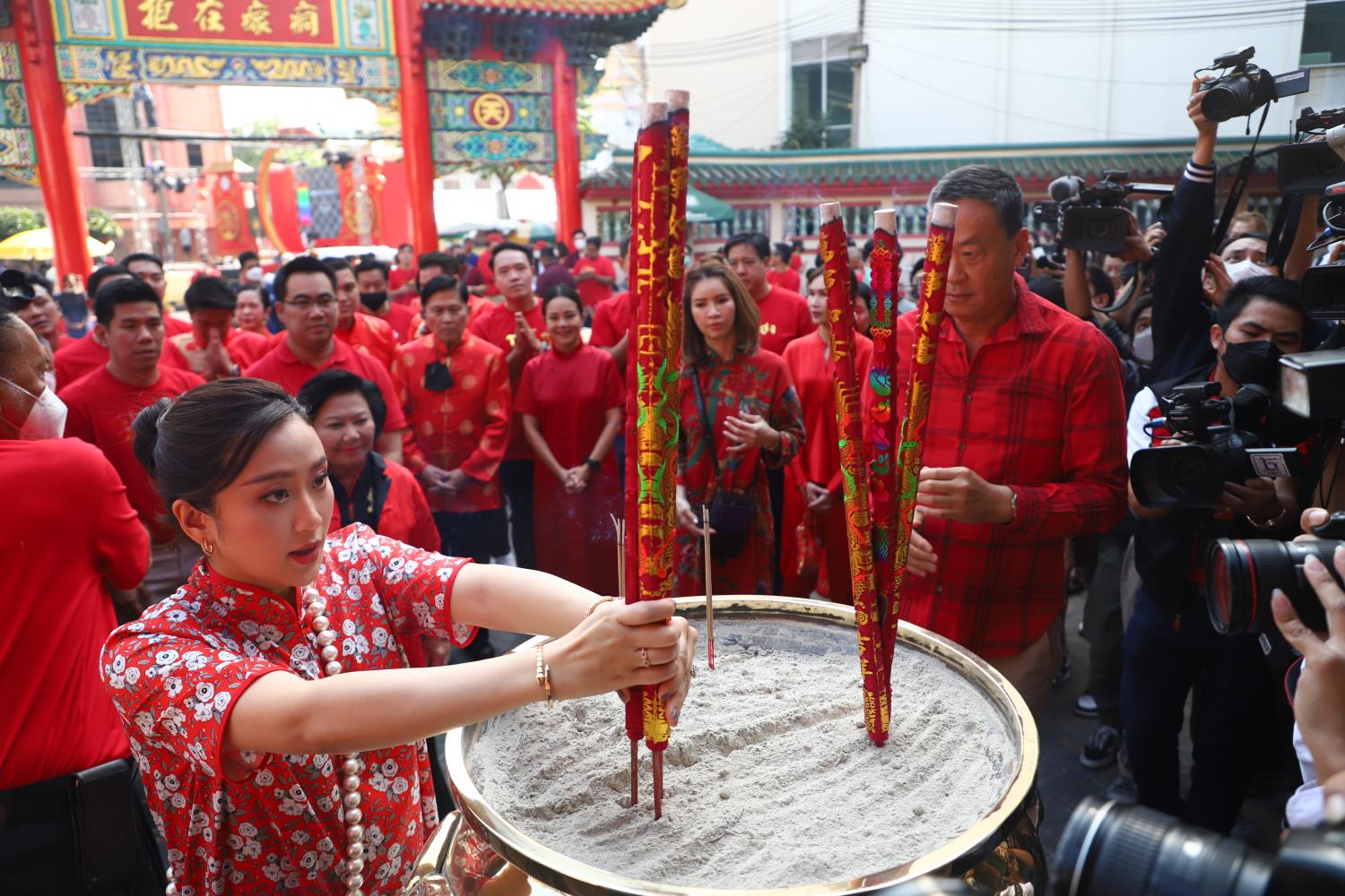 Praying for success: Paetongtarn 'Ung Ing' Shinawatra and Srettha Thavisin, right, lead members of the Pheu Thai Party, in Yaowarat on Saturday to celebrate the Lunar New Year. (Photo: Nutthawat Wicheanbut)