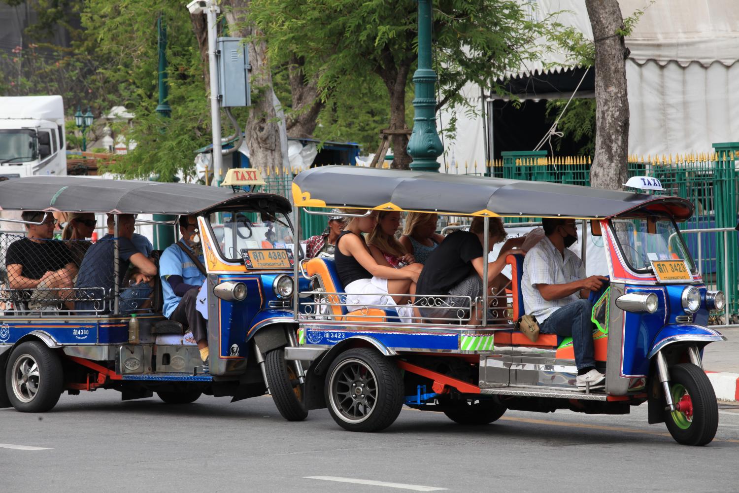 Visitors take tuk-tuks to explore Bangkok landmarks including the Grand Palace and Wat Phra Kaew. (Photo: Apichart Jinakul)