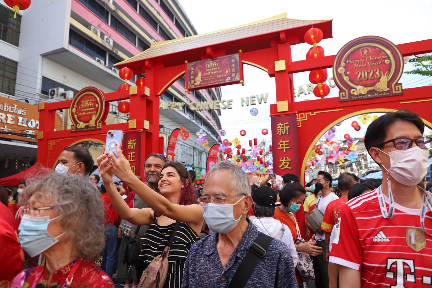 Tourists at Yaowarat Road in Bangkok during the Lunar New Year celebrations. With positive factors remaining in January, TCT estimated that the confidence index in the first quarter will also escalate to 77. (Photo: Varuth Hirunyatheb)