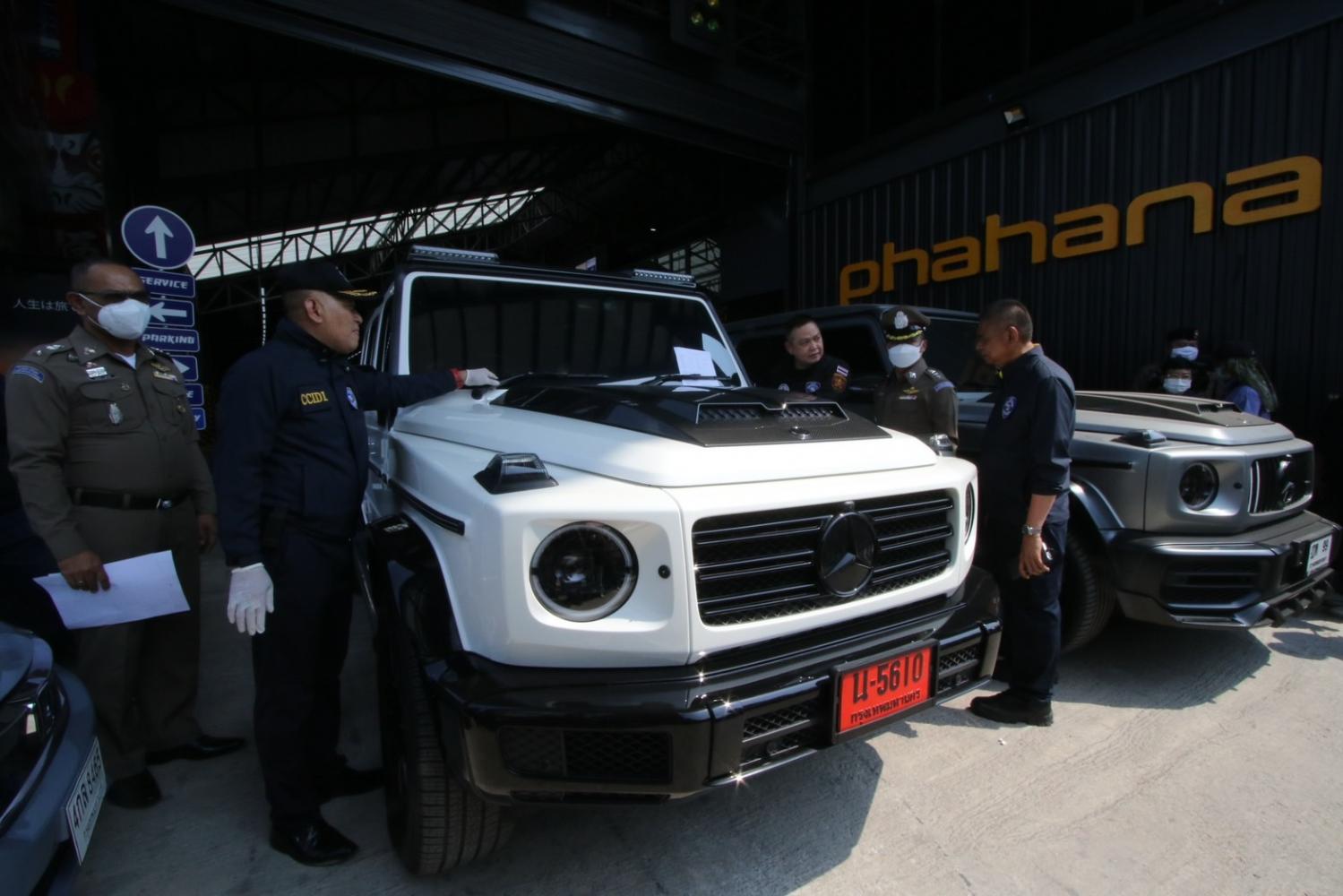 Police seize luxury vehicles yesterday that are owned by the alleged owner of the online gambling network macau888. POLICE PHOTO