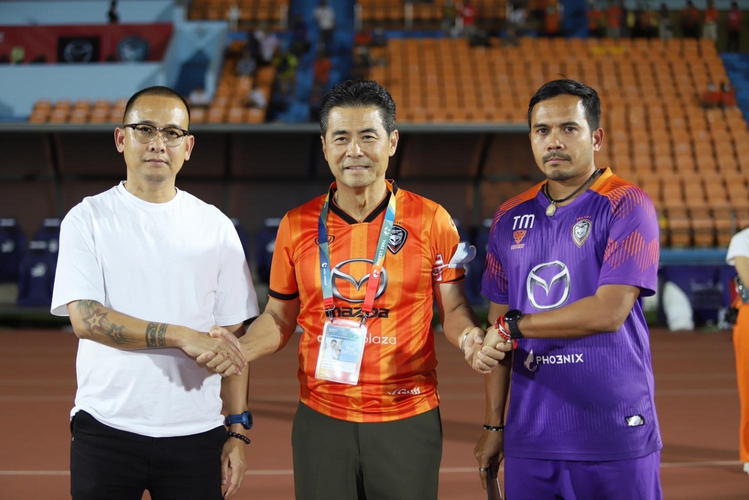 Nakhon Ratchasima executive Tewan Liptapanlop, centre, poses with new coach Teerasak Po-on, right, and his assistant Taweesak Morasilp.