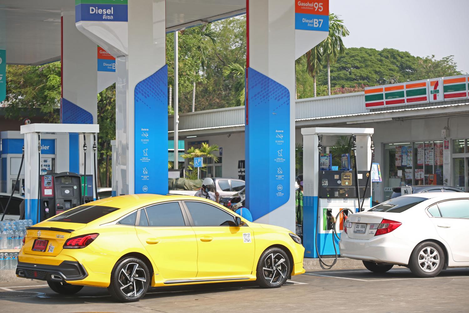 Cars line up at a PTT petrol station in Bangkok following a cut in the diesel price by 0.5 baht a litre. (Photo: Varuth Hirunyatheb)