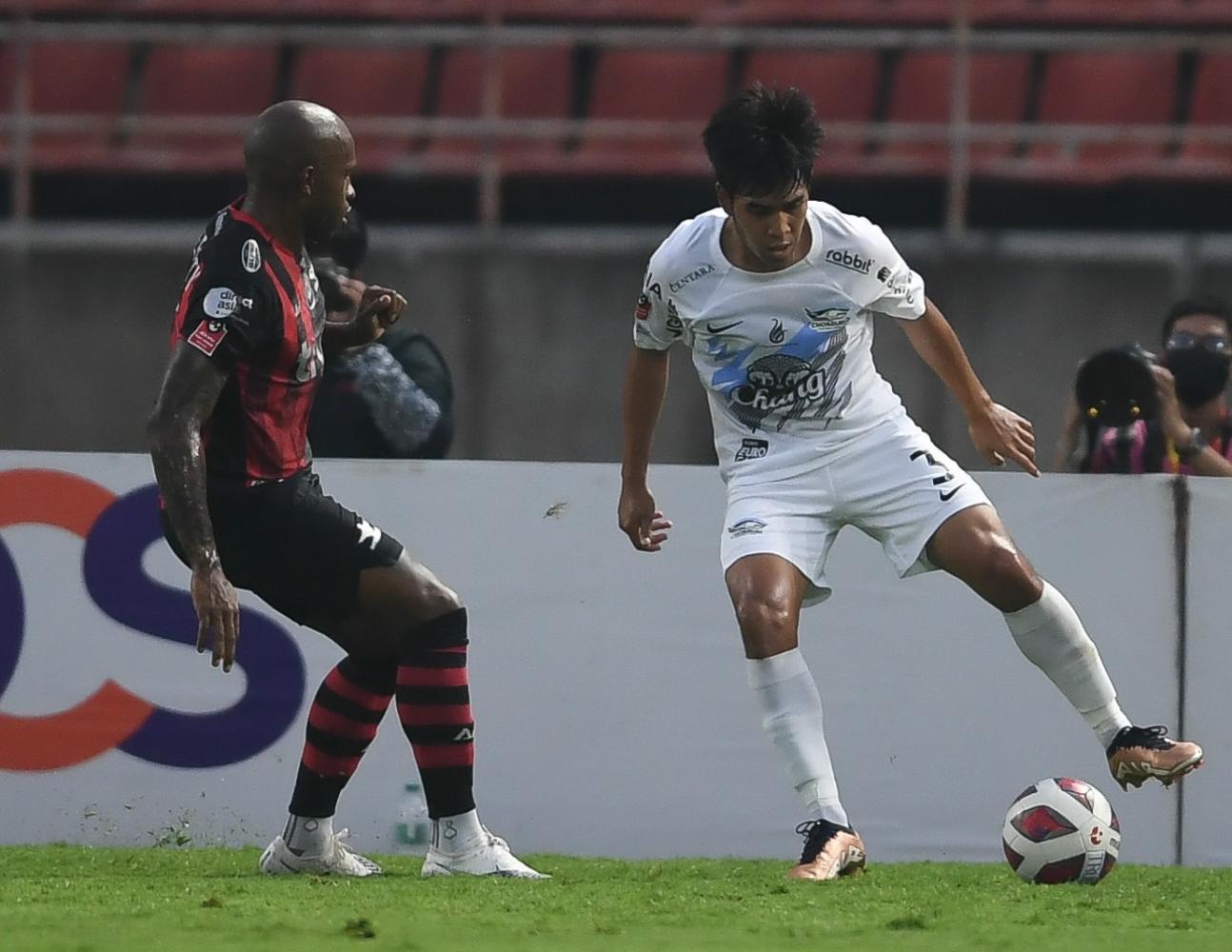 Bangkok United's Heberty Fernandes, left, vies with Chonburi's Chatmongkol Rueangthanarot.