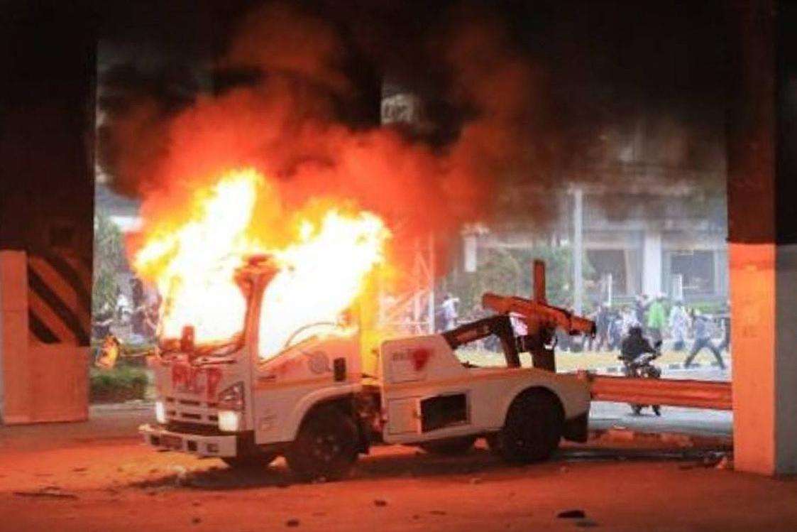 A police truck set on fire during a protest in 2021.