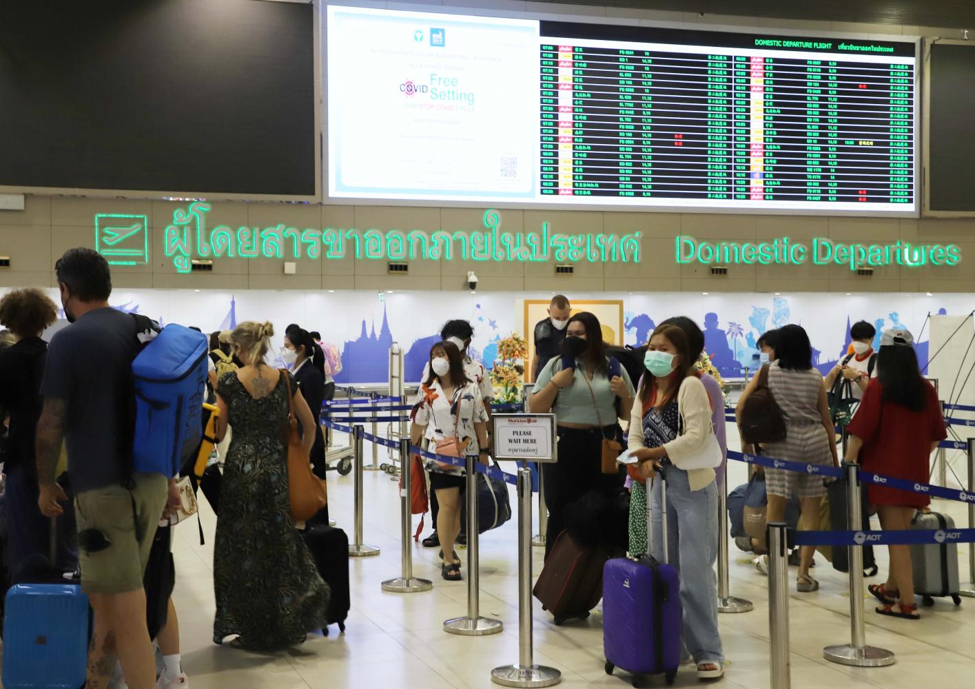 Travellers queue to check in with carriers at Don Mueang airport during the Songkran holiday last year. (Photo: Apichit Jinakul)