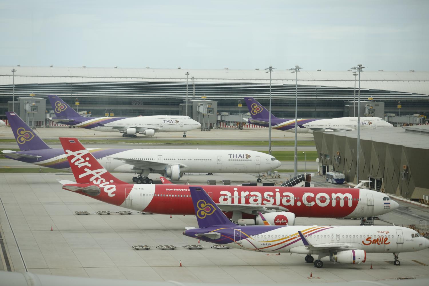 Jets for THAI, Thai AirAsia and Thai Smile Airways are parked on the tarmac at Suvarnabhumi airport. The International Air Transport Association reported higher jet fuel prices have hiked fares. (Photo: Wichan Charoenkiatpakul)