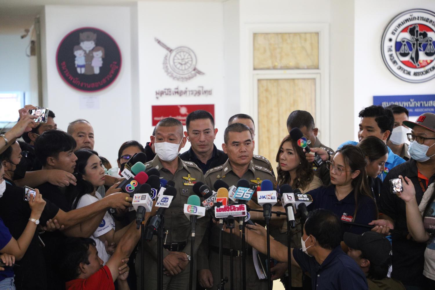 Investigators led by Pol Maj Gen Namkiat Theerarojanapong, left, commander of the Training Centre of the Metropolitan Police Bureau, and Pol Col Anek Taosupab, right, deputy commander of the Crime Suppression Division, tell the media on Friday about the progress of the investigation into a suspected serial killer. They held a meeting at the Police Club on Vibhavadi Rangsit Road. (Photo: Pattarapong Chatpattarasill)