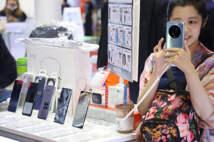 Smartphone sales down 20% in first quarter - Vimarsana News