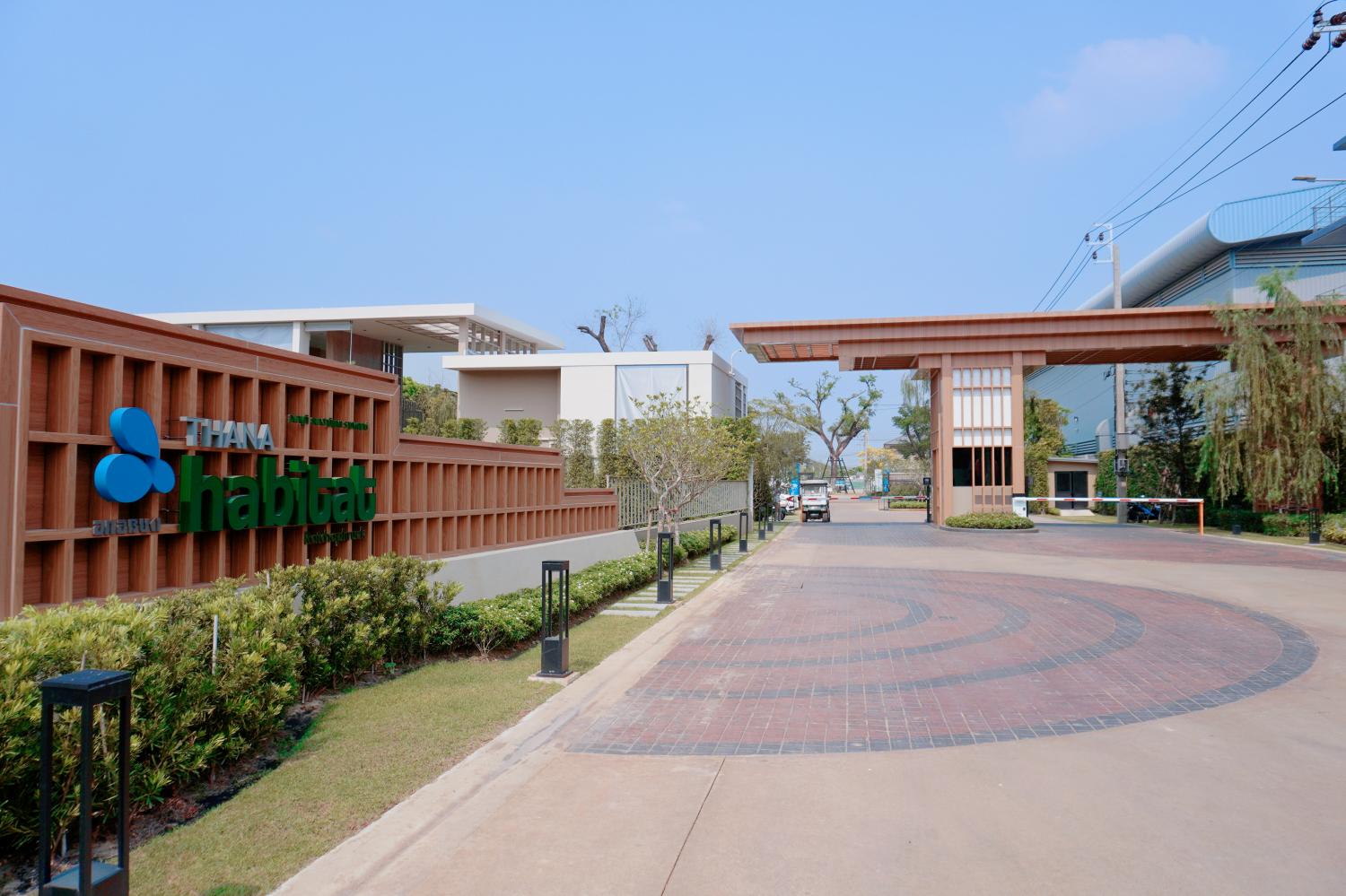 The entrance of Anabuki Thanahabitat Ratchaphruek single detached house project in Nonthaburi. Thanasiri plans to develop a healthcare facility on a plot behind the project's sign.