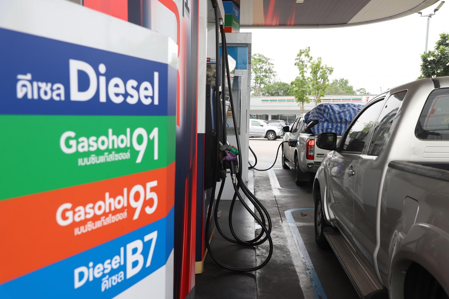 A sign displays various types of fuel at a PTT filling station on Vibhavadi Rangsit Road after the diesel price dropped to 32 baht a litre on Monday. (Photo: Varuth Hirunyatheb)