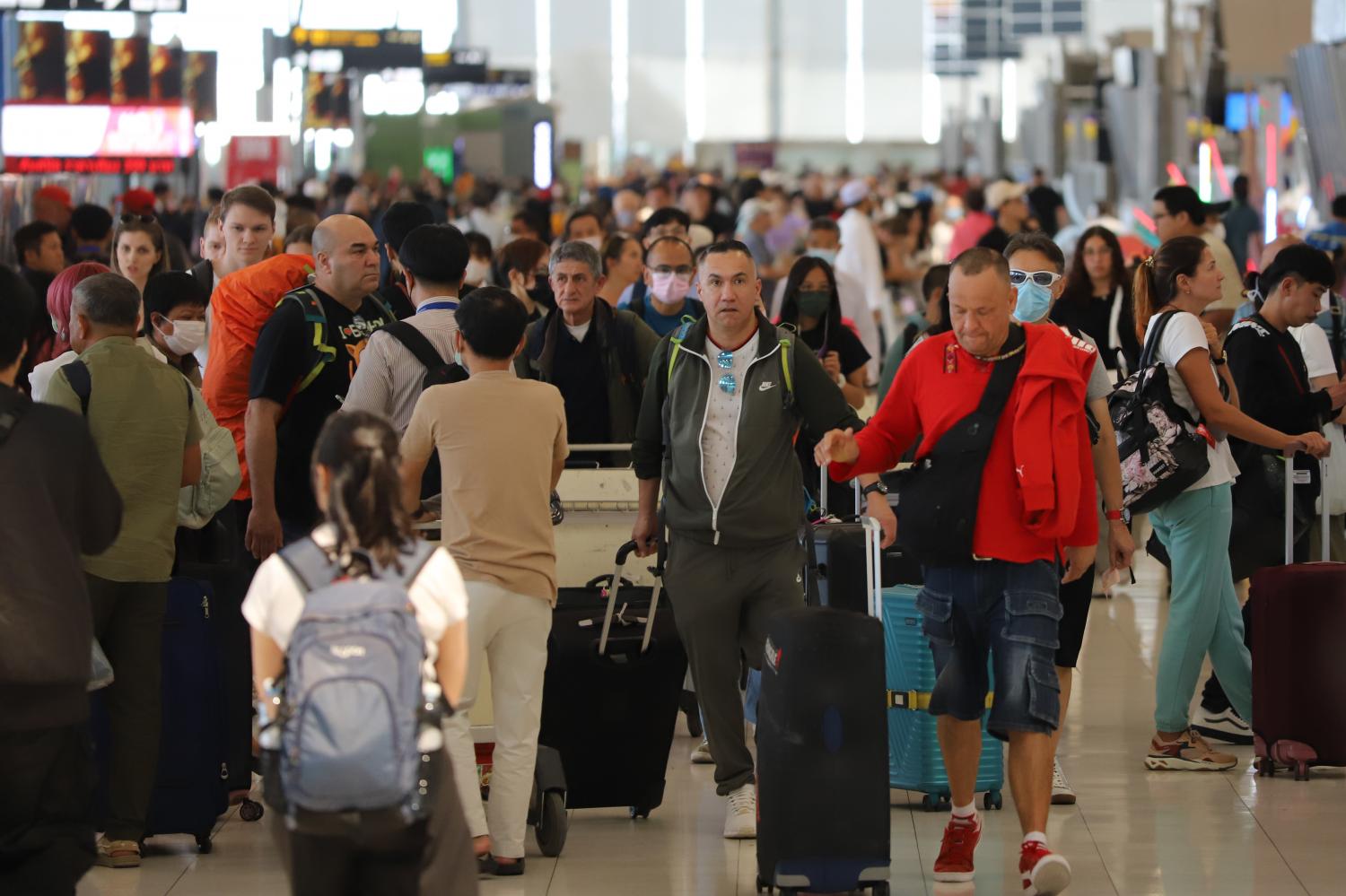 A throng of travellers pass through Suvarnabhumi airport. Mr Putera says the new government should work to develop new tourism destinations other than Phuket and Chiang Mai.  (Photo: Wichan Charoenkiatpakul)