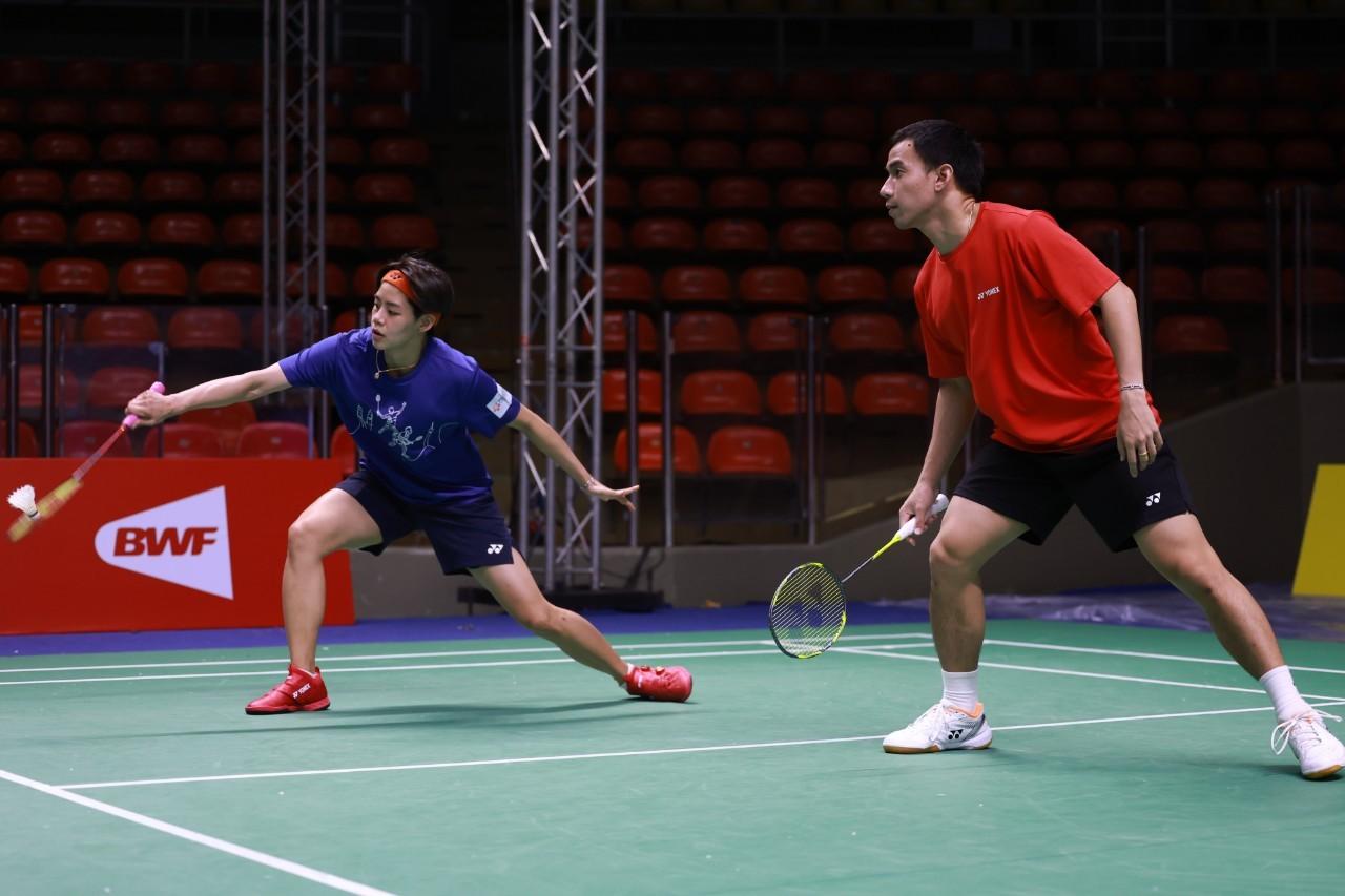 Sapsiree Taerattanachai, left, and Dechapol Puavaranukroh take part in a training session. (Photo supplied)