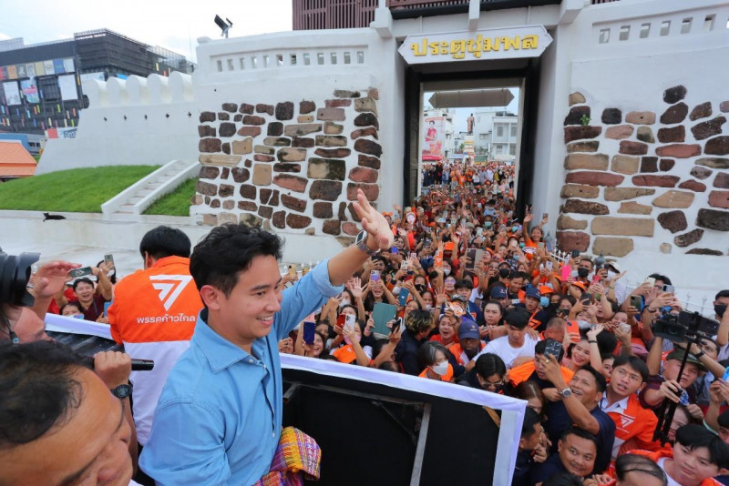 Assuring his supporters: Pita Limjaroenrat, Move Forward Party leader and its prime ministerial candidate, on Saturday waves at supporters at Thao Suranaree Monument in downtown Nakhon Ratchasima. He told them he is confident a joint sitting of the parliament on Thursday will vote for him to be the next PM. He also thanked them for voting for three MFP candidates who are among the northeastern province's 16 MPs.