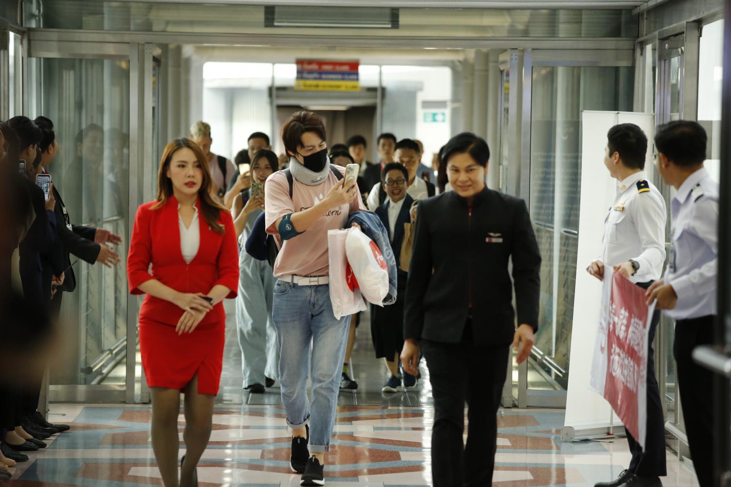 Passengers of AirAsia X flight XJ761 from Shanghai, China were greeted on arrival by officials at Suvarnabhumi airport on Monday. (Photo: Wichan Charoenkiatpakul)