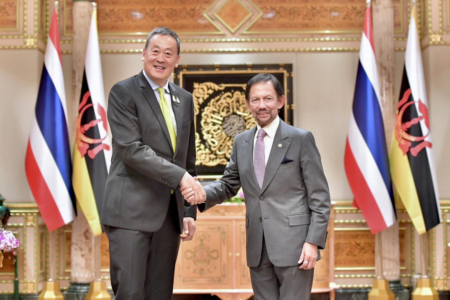 Prime Minister Srettha Thavisin with His Majesty the Sultan of Brunei Darussalam during his official visit to Brunei yesterday. The premier will visit Malaysia and Singapore before returning home tomorrow. (Government House photo)