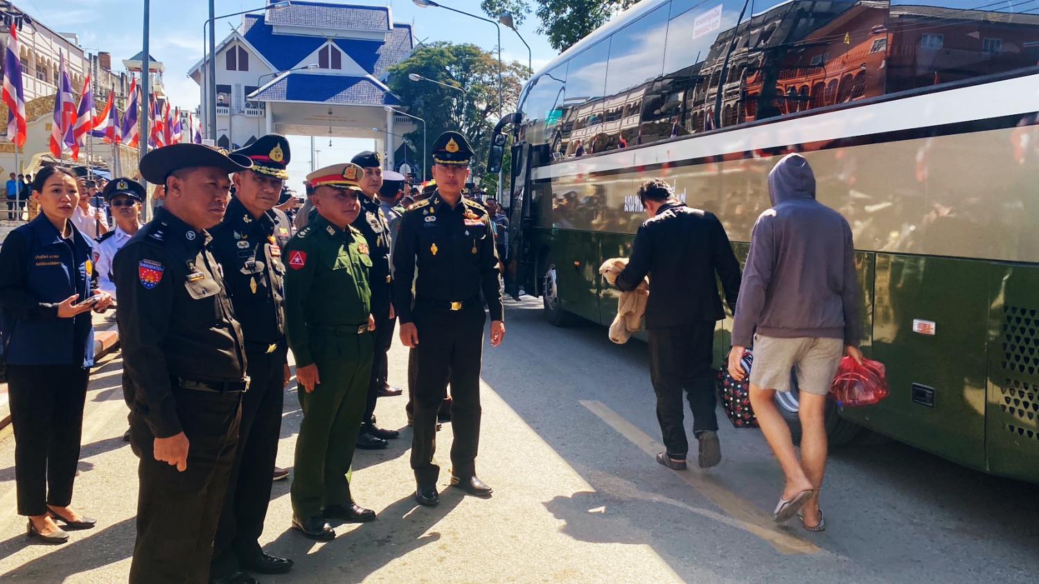 Heading home: Thai and Myanmar authorities oversee the repatriation of 41 Thais stranded during clashes in northern Shan State, to their home country via the Mae Sai border crossing in Chiang Rai on Saturday.