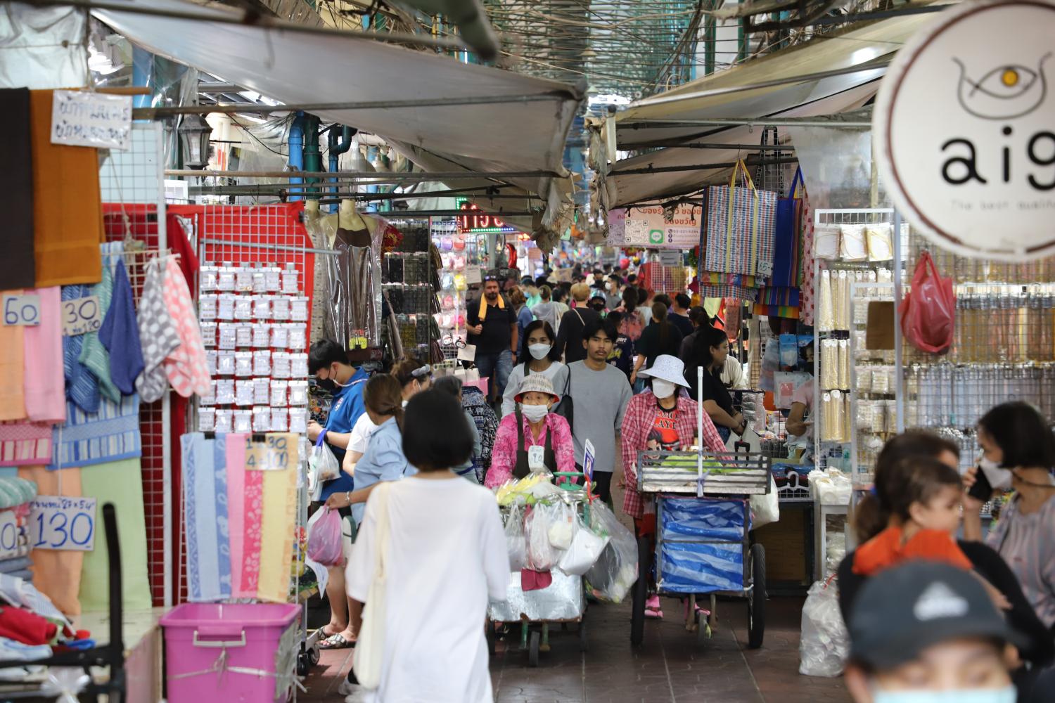 People shop at Sampheng market in Bangkok. Mr Apichit wants the government to carefully consider a plan to raise the daily minimum wage as it could force SMEs, especially those that rely on labour, into a precarious situation. (Photo: Wichan Charoenkiatpakul)