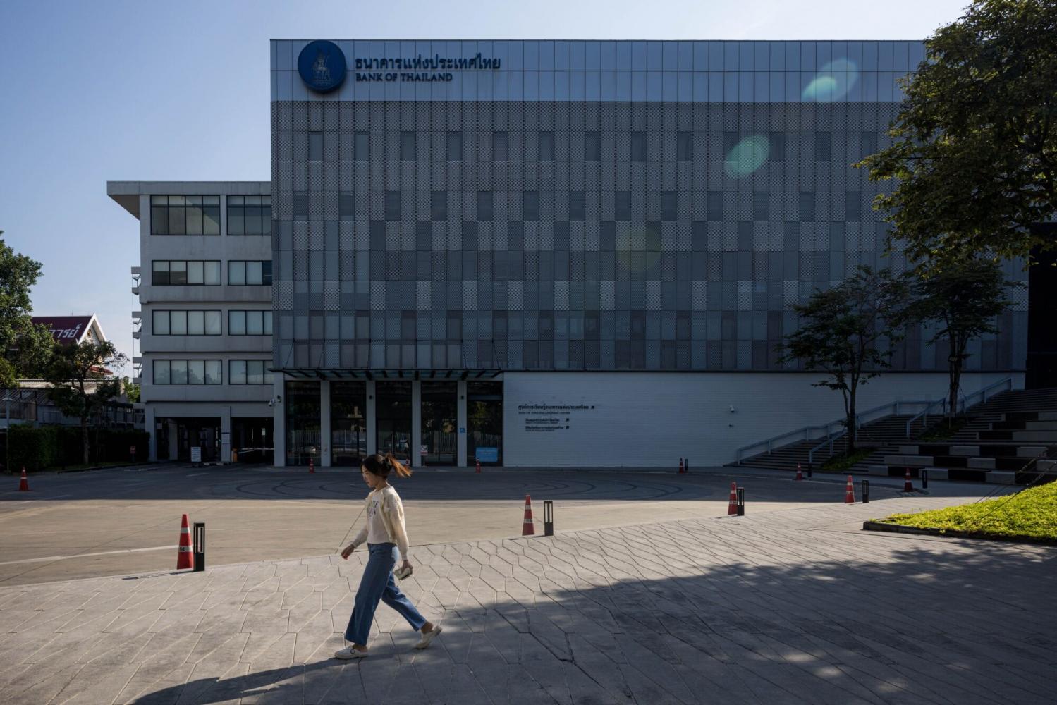 As the government and central bank jockey over a new board chair, some pundits advise closer cooperation. Bloomberg