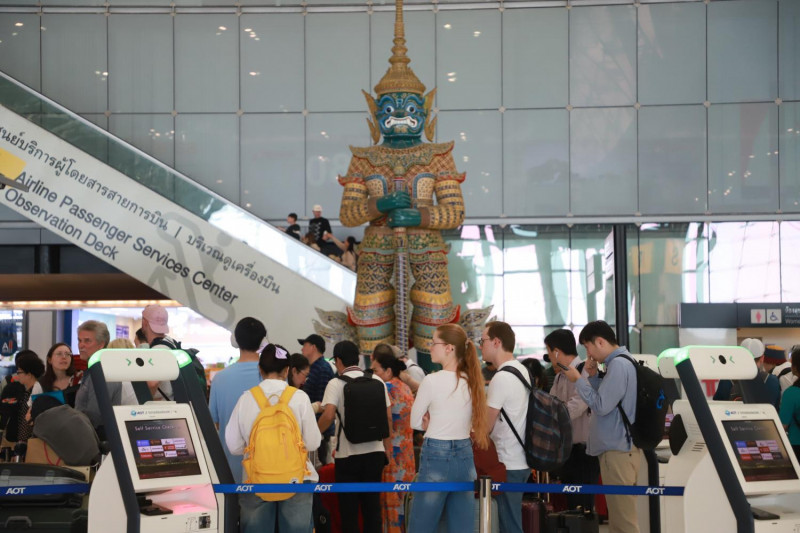 The number of foreign arrivals in February is expected to reach 3.5 million, according to TAT. (Photo: Somchai Poomlard)
