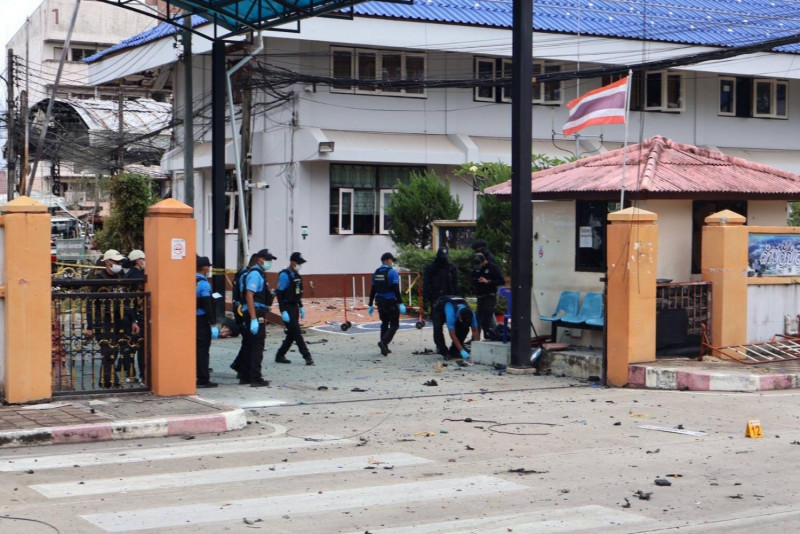 Police from forensic and Explosive Ordnance Disposal units inspect the scene at the Sungai Kolok district office on Sunday after an attack by insurgents. (Photo: Narathiwat Public Relations Office)