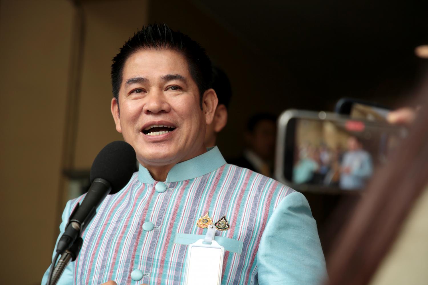 Thamanat: Close Thaksin ties