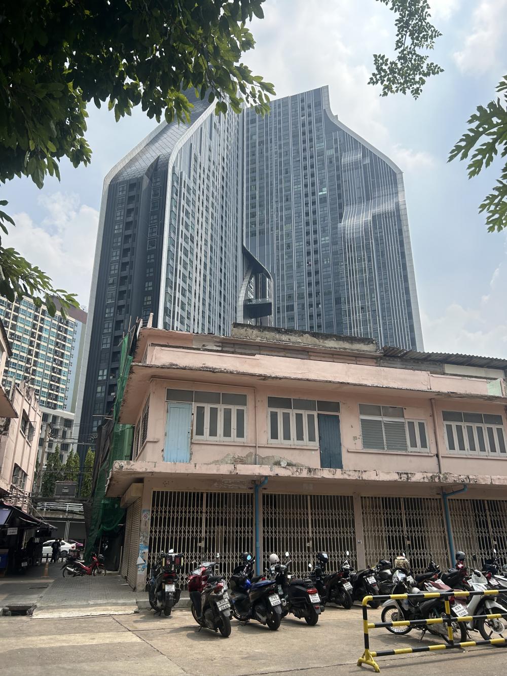 Vacated shophouses near the Chao Pho Suea Shrine. (Photo: Thana Boonlert)