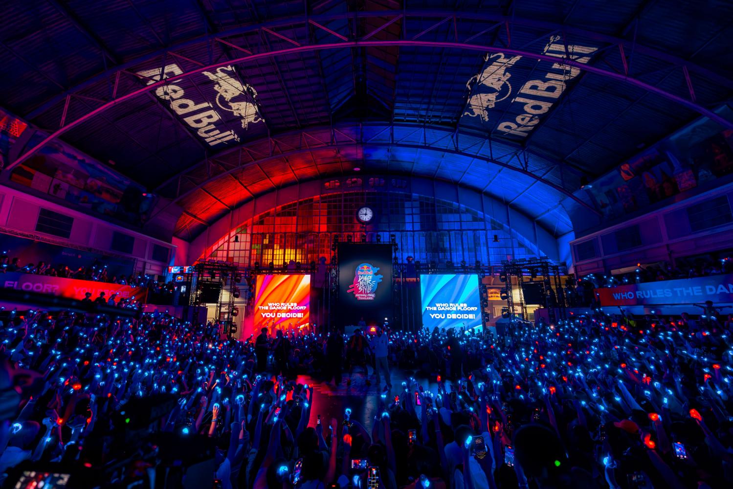 The crowd at Hua Lamphong Railway Station. RED BULL CONTENT POOL