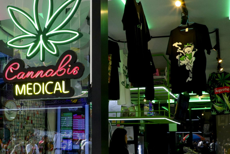 Some cannabis dispensary operators on Khao San Road have decided to close rather than bend to new regulations by the Ministry of Public Health. Cannabis entrepreneurs say the law should keep all sides' interests in mind. (Photo: Pattarapong Chatpattarasill)