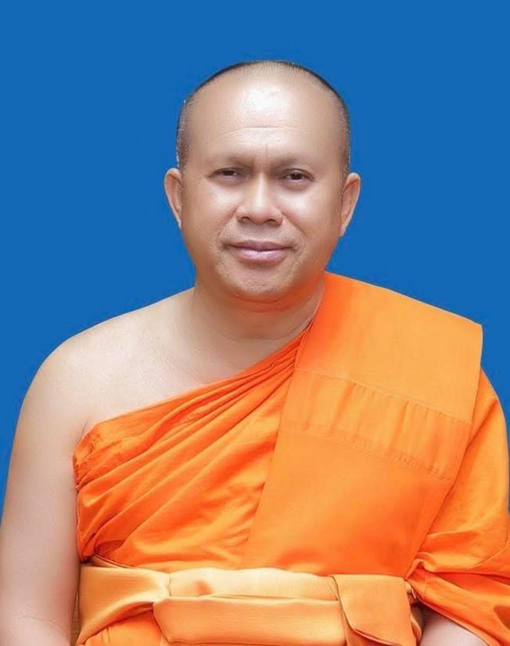 Phra Thamma Wachiratheerakhun, former abbot of Wat Nakhon Sawan, is seen in a wig while embracing a woman believed to be his partner.&thinsp;WASSAYOS NGAMKHAM