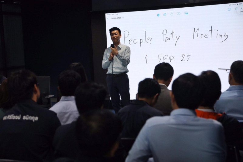 People's Party leader Natthaphong Ruengpanyawut makes a point during a meeting with members on Monday to discuss the selection of a new prime minister, following last week's Constitutional Court ruling that dismissed Paetongtarn Shinawatra from premiership. (Photo: People's Party)
