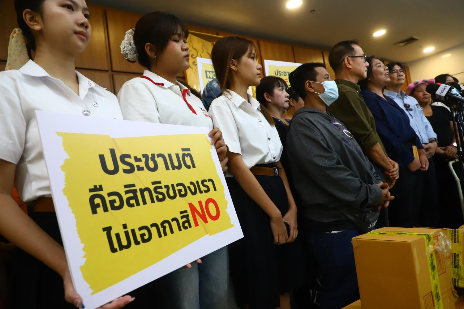 Representatives of the public sector urged the Pheu Thai-led government to avoid legalising casinos, submitting a petition of 53,900 signatures calling for a referendum on the draft Entertainment Complex Act. Pornprom Satrabhaya