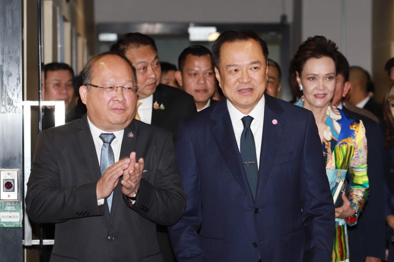 Prime Minister Anutin Charnvirakul meets with Kriengkrai Thiennukul, left, chairman of the Federation of Thai Industries (FTI), to discuss strategic directions for driving the economy and industrial development at the FTI head office. He is accompanied by his economic team. (Photo: Apichart Jinakul)