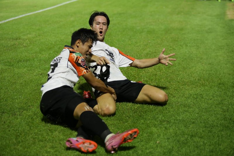 Last-Gasp Hero: Itsuki Enomoto ของ Chiang Rai, Right, ฉลองอีควอไลเซอร์ของเขากับเพื่อนร่วมทีม Montree Promsawat