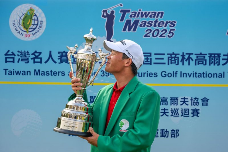 Rattanon Wannasrichan โพสท่าด้วยถ้วยรางวัลหลังจากชนะอาจารย์ไต้หวัน (รูปภาพ: ทัวร์เอเชีย)