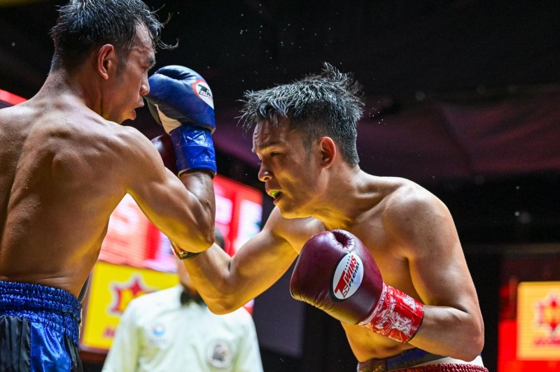 Thananchai Charunphak ถูกต้องในการดำเนินการกับ Arnold Garde (รูปถ่าย: Wasim Mather)