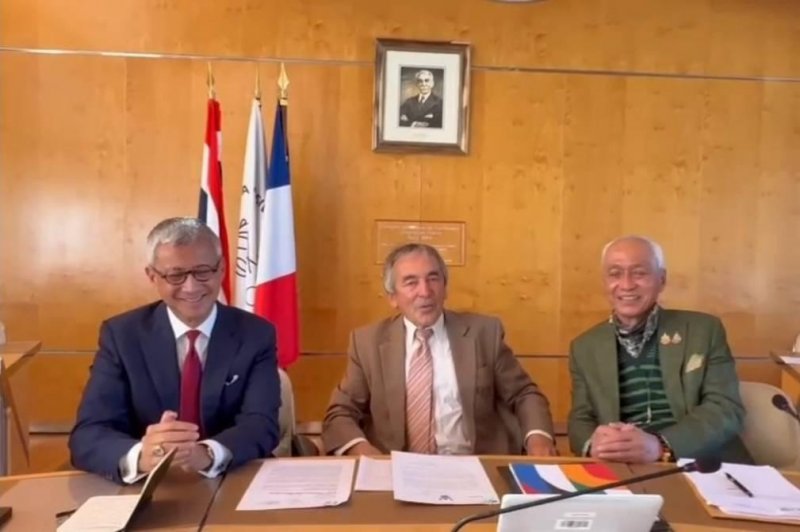 จากซ้าย: ประธานคณะกรรมการโอลิมปิกไทย Pimol Srivikorn หัวหน้า Petanque World Claude Azema และรองประธานคณะกรรมการโอลิมปิก Chaiphak Siriwat