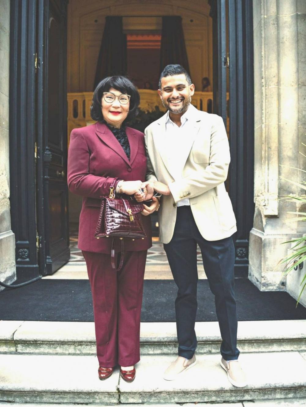 Khunying Patama Leeswadtrakul และ Arik de Pose สำหรับภาพถ่าย