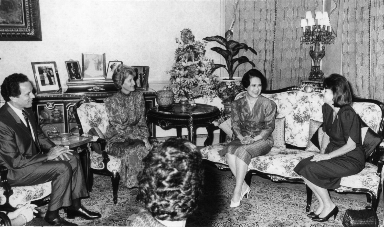 Queen Sirikit receives the Centre for Migration Studies' Immigration and Refugees Policy Award in 1990 for her humanitarian work, particularly her efforts in assisting homeless refugees.