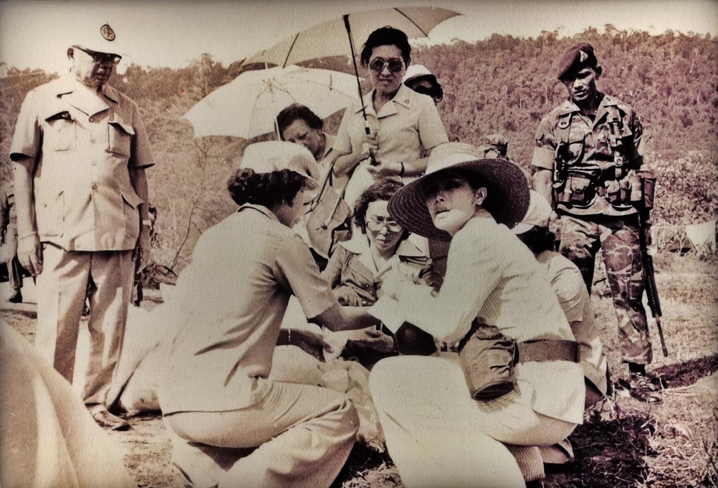As president of the Thai Red Cross Society, Queen Sirikit visited Trat province where Cambodians fled war in 1978. Her Majesty later ordered the establishment of a Thai Red Cross Society Centre at Ban Khao Lan in the province.