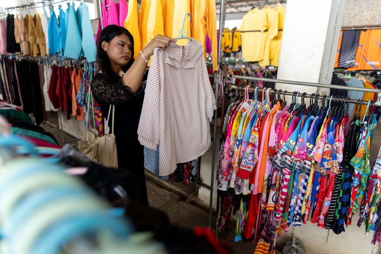 ร้านปานพิตราในตลาดท้องถิ่นของเธอ